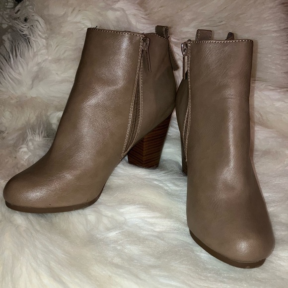 Breckelles Gail-28 Leatherette Zippered Chunky Heel Bootie NWOT - Picture 2 of 6